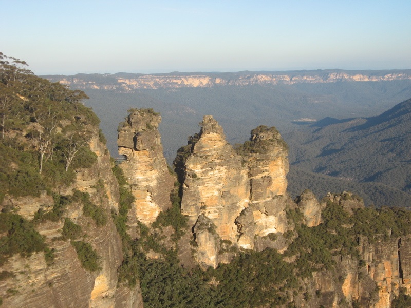 Standard view of the Three Sisters from Echo Point, Katoomba